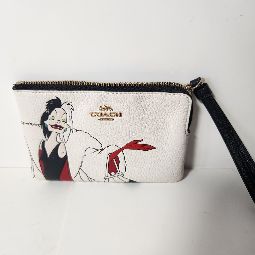Disney x Coach Cruella De Vil Corner Zip Wristlet White CC334